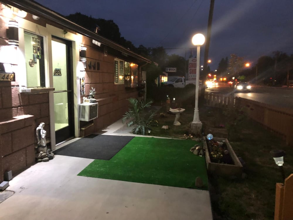 Фото Western Village Inn