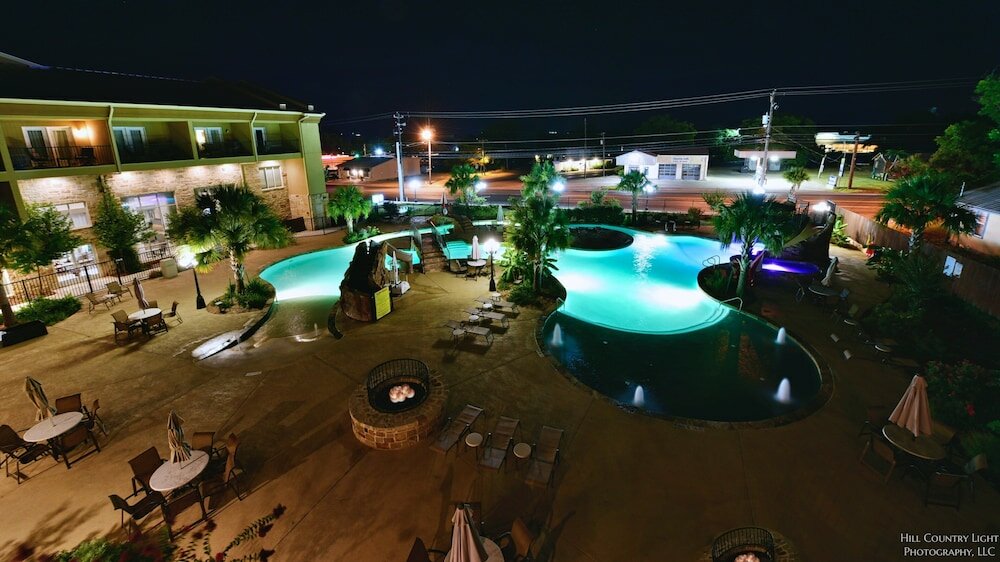 Фото Holiday Inn Express & Suites Fredericksburg, an Ihg Hotel