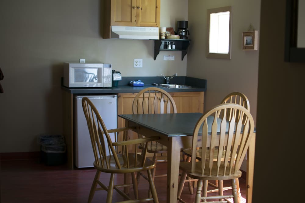 Фото Waterton Lakes Lodge Resort