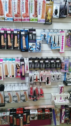 Сексуалды жалаңаш брюнетка балақай