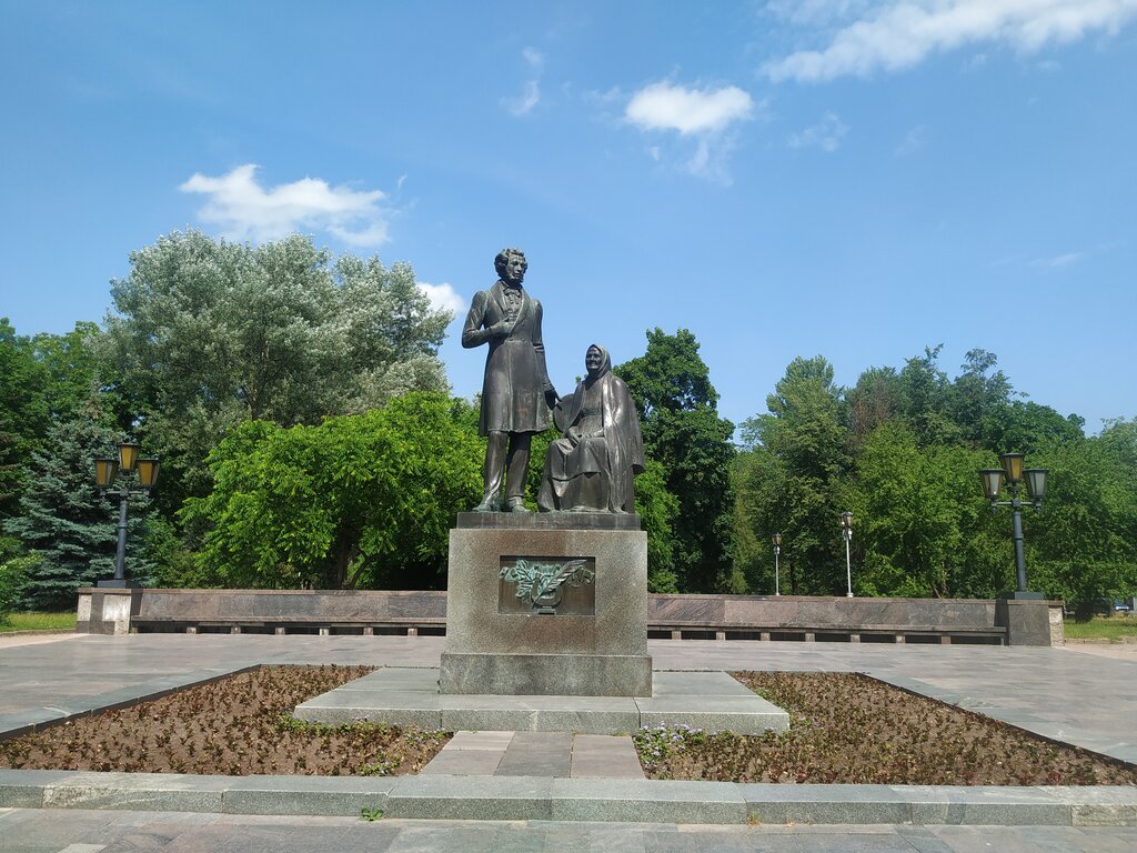 Памятник, мемориал А. С. Пушкин и Арина Родионовна, Псков, фото