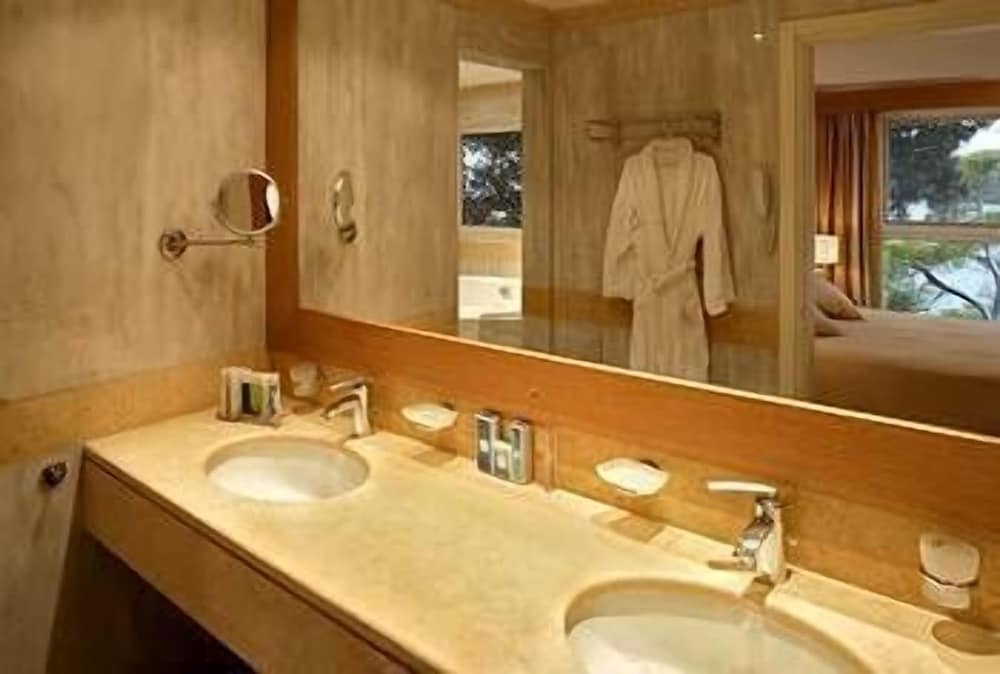 Фото Cape Kanapitsa Hotel & Suites