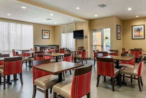 Гостиница Comfort Suites Orlando Airport в Орландо
