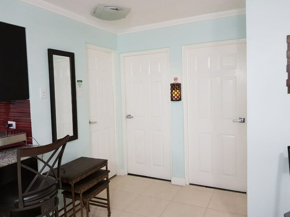 Фото New Kingston Apt at Kensington Court