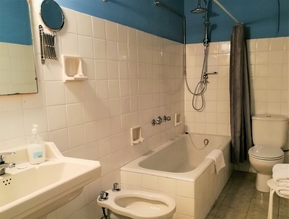 Фото Hostal Montsoliu