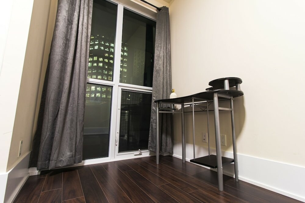 Фото Luxury One Bedroom by Rogers Centre