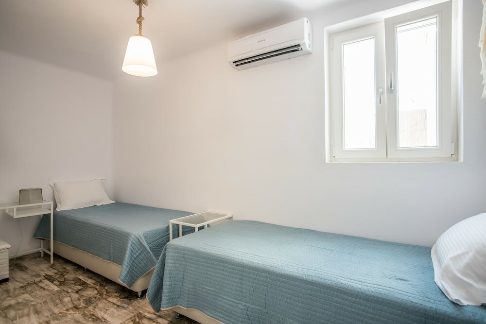 Фото Funky holiday home with pool, next to the beach by VillaRentalsgr