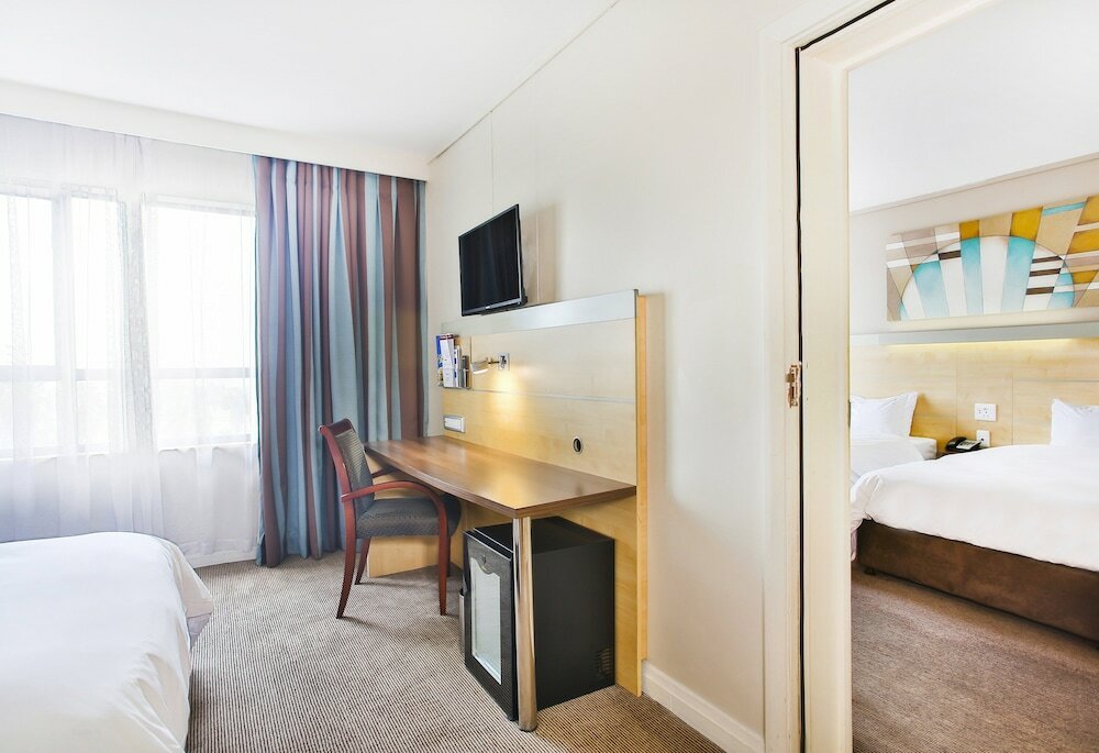 Фото Holiday Inn Express Sandton Woodmead, an Ihg Hotel
