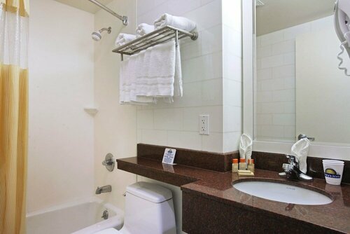 Гостиница Days Inn by Wyndham Bronx Near Stadium в Нью-Йорке