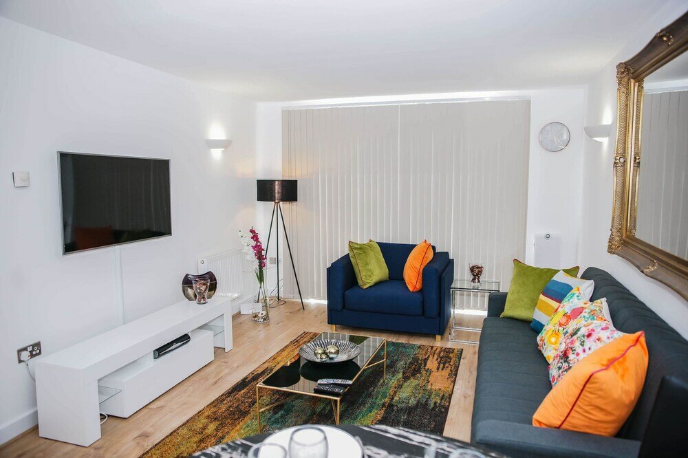 Фото Riverside 2 Bed Apartment