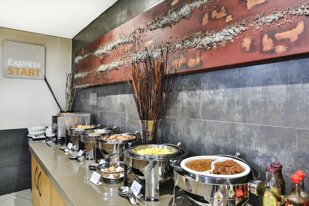 Фото Holiday Inn Express Sandton Woodmead, an Ihg Hotel