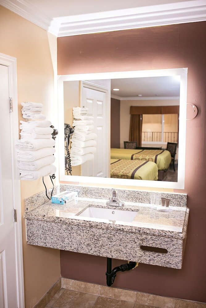 Фото Rodeway Inn & Suites