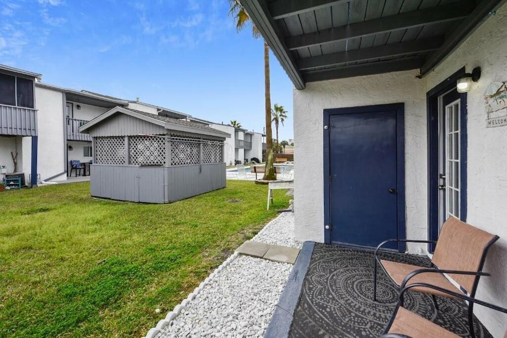 Фото Happy Herron by Book That Condo