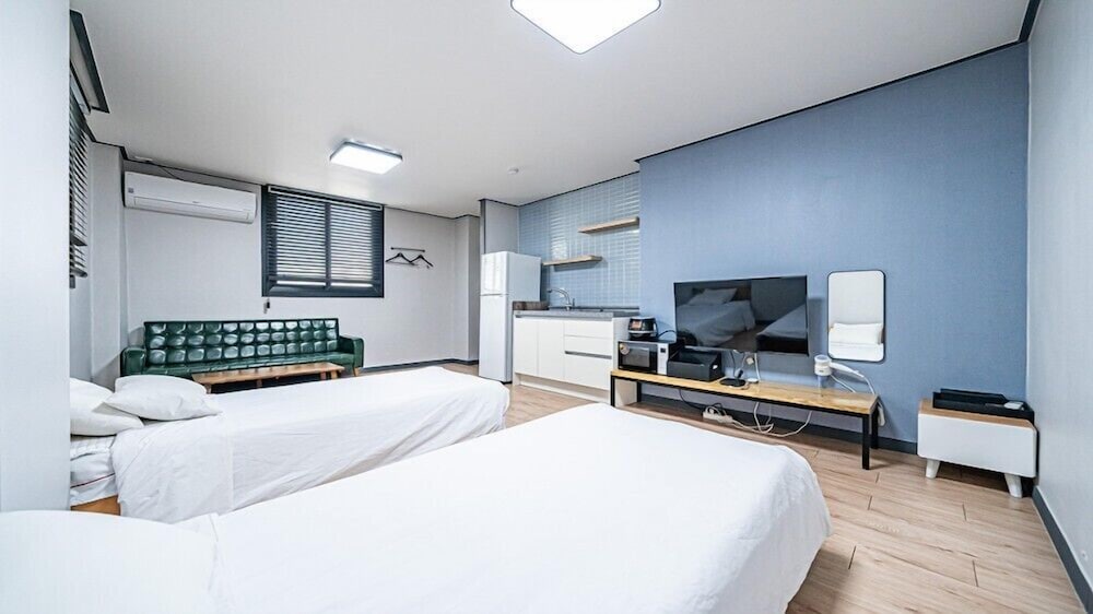 Фото Geoje Hotel Deluxe and Guest House