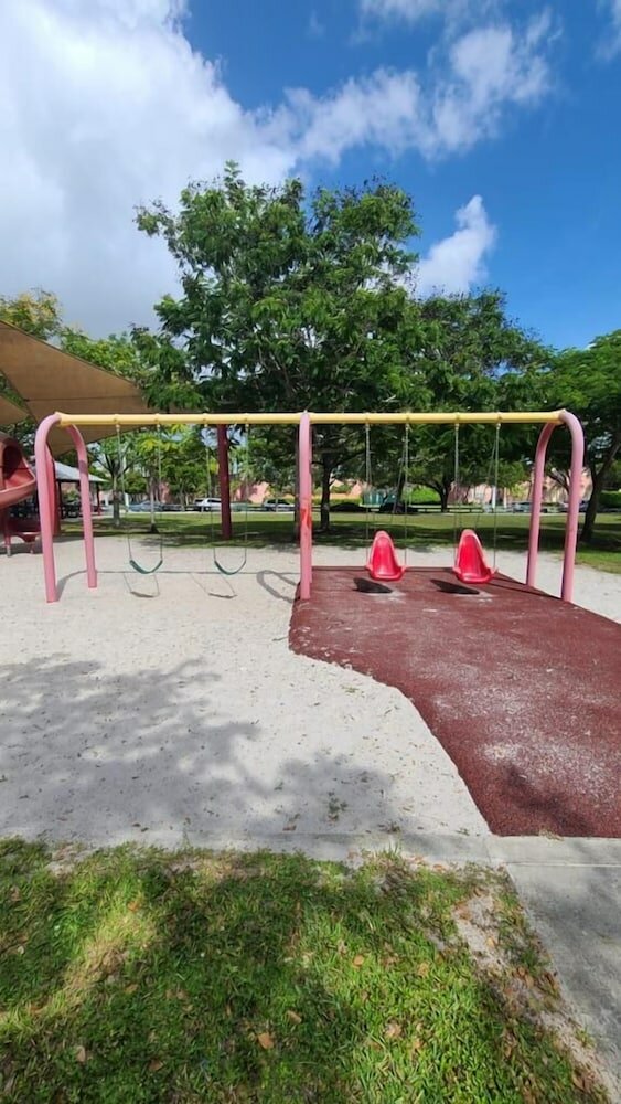 Фото Luxurious & Spacious Townhouse 6 Miles From Beach