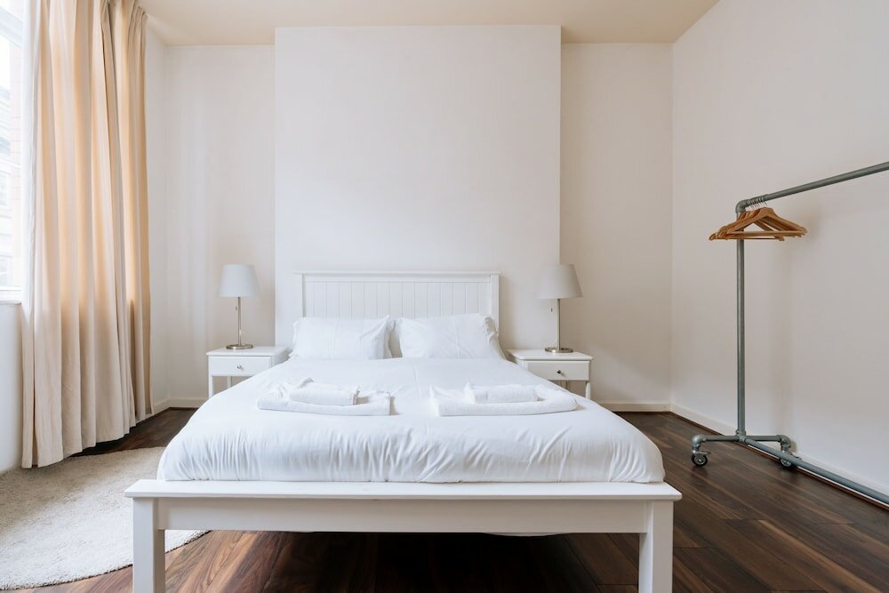 Фото Bright 2bd Flat in Manchester