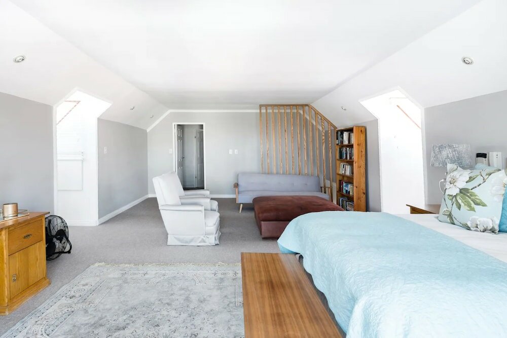 Фото 3 Bedroom Hilltop Home With Spectacular Views