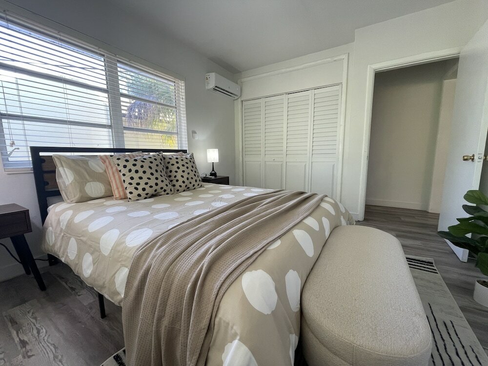 Фото Building next to CocoWalk & Brickell