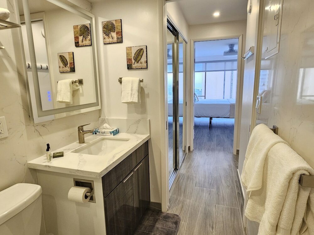 Фото Spacious Condos With Private Balcony at Discovery Bay - Free Wifi, Near Beaches!