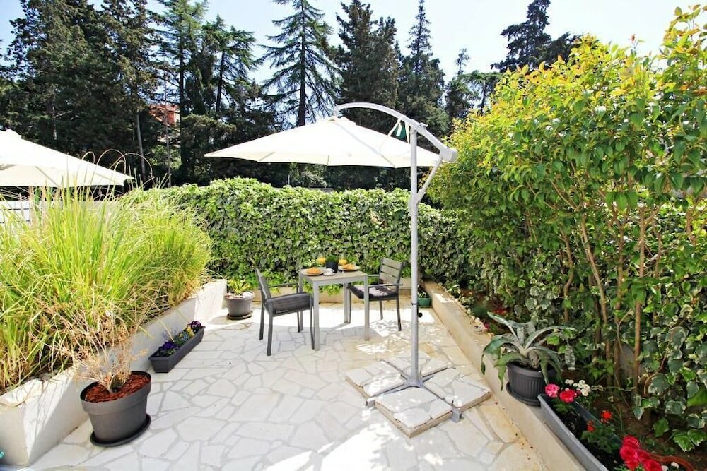 Фото Luxury Apartments Gold and Grey