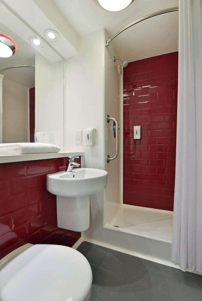 Фото Travelodge Manchester Upper Brook Street