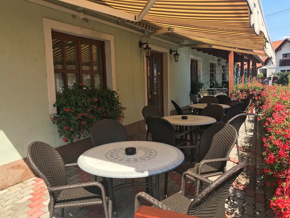 Фото Hotel Karpatsky Dvor