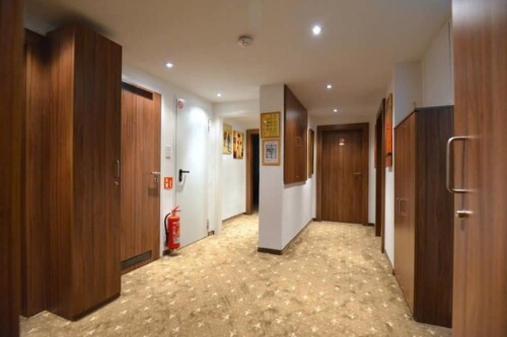 Фото Löwenbräu Köln Hotel & Restaurant