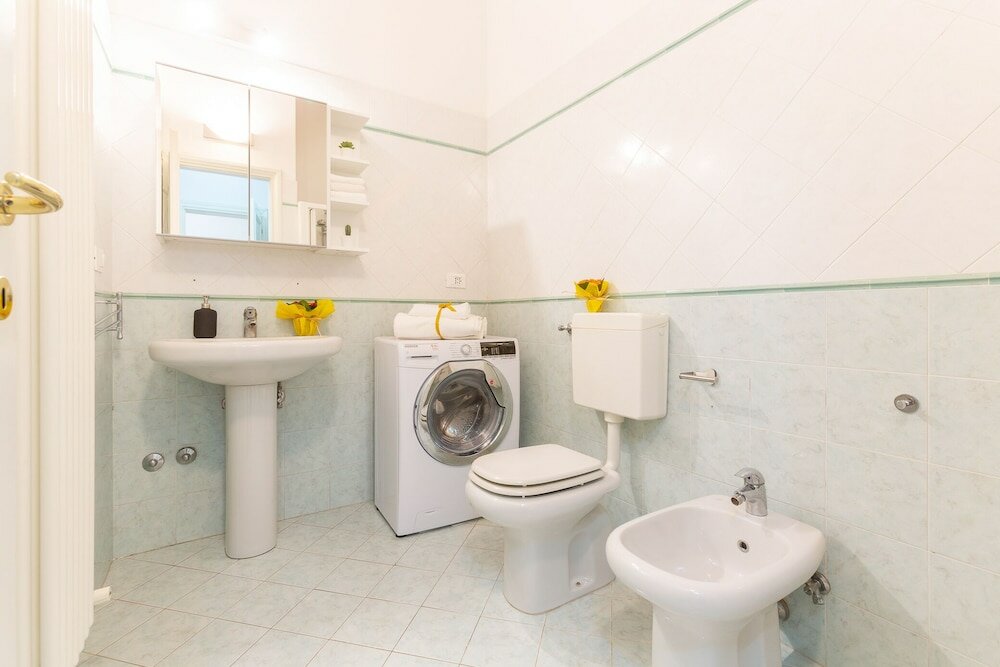 Фото University Apartment con parcheggio e giardino