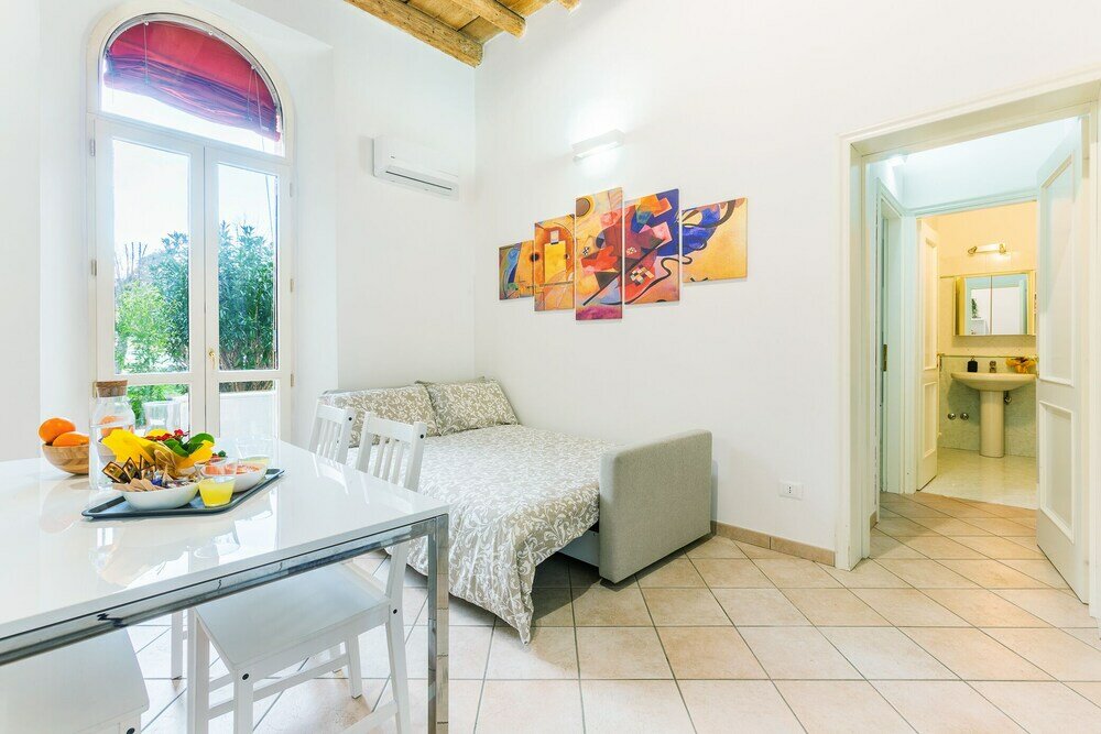 Фото University Apartment con parcheggio e giardino