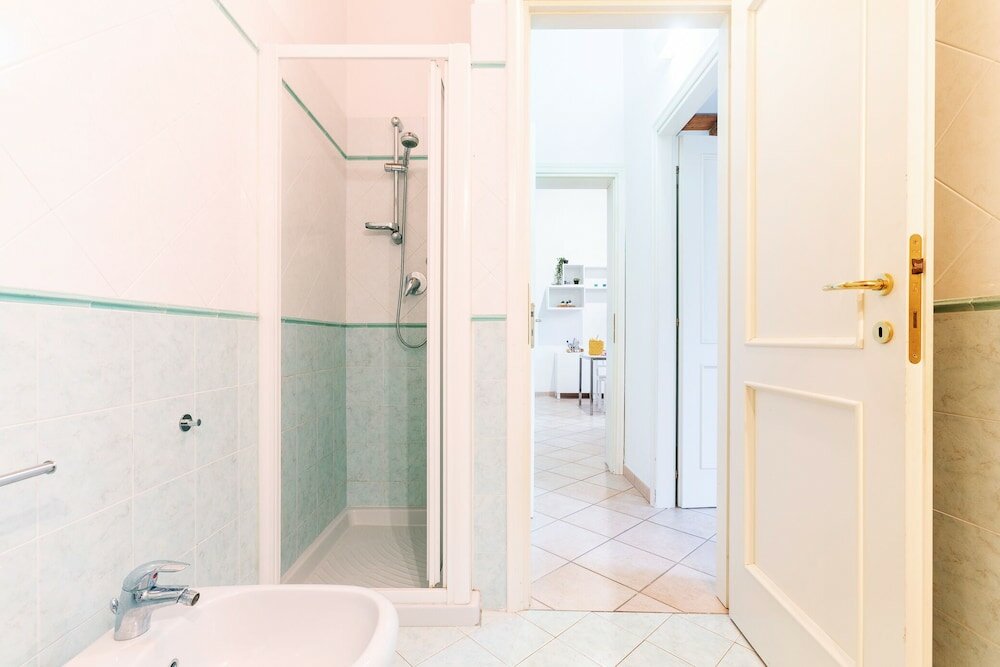 Фото University Apartment con parcheggio e giardino