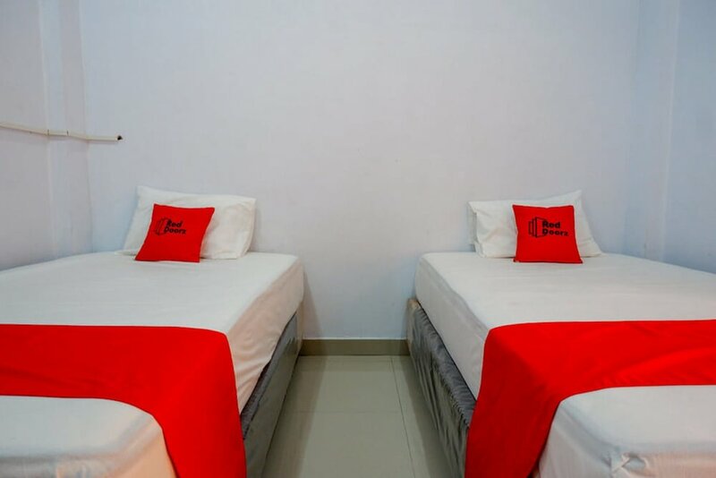 Гостиница RedDoorz @ Jalan Adiyaksa Panakkukang