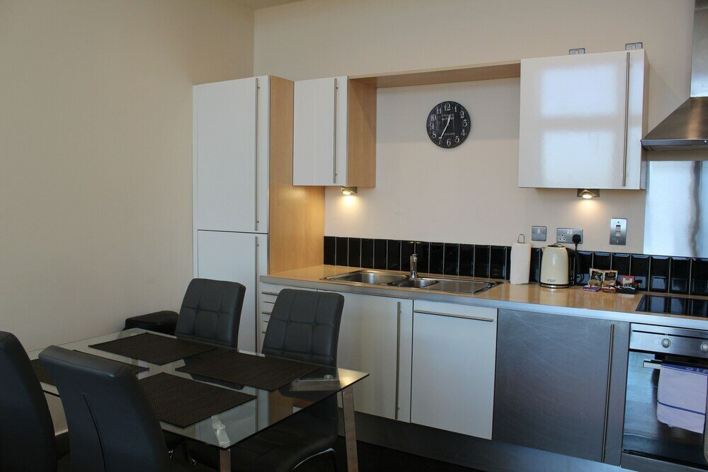 Фото Week2Week Stunning 2 Bed City Centre Apartment