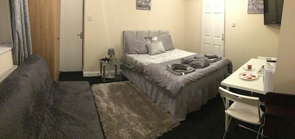 Фото Broadstone House near Glasgow Airport