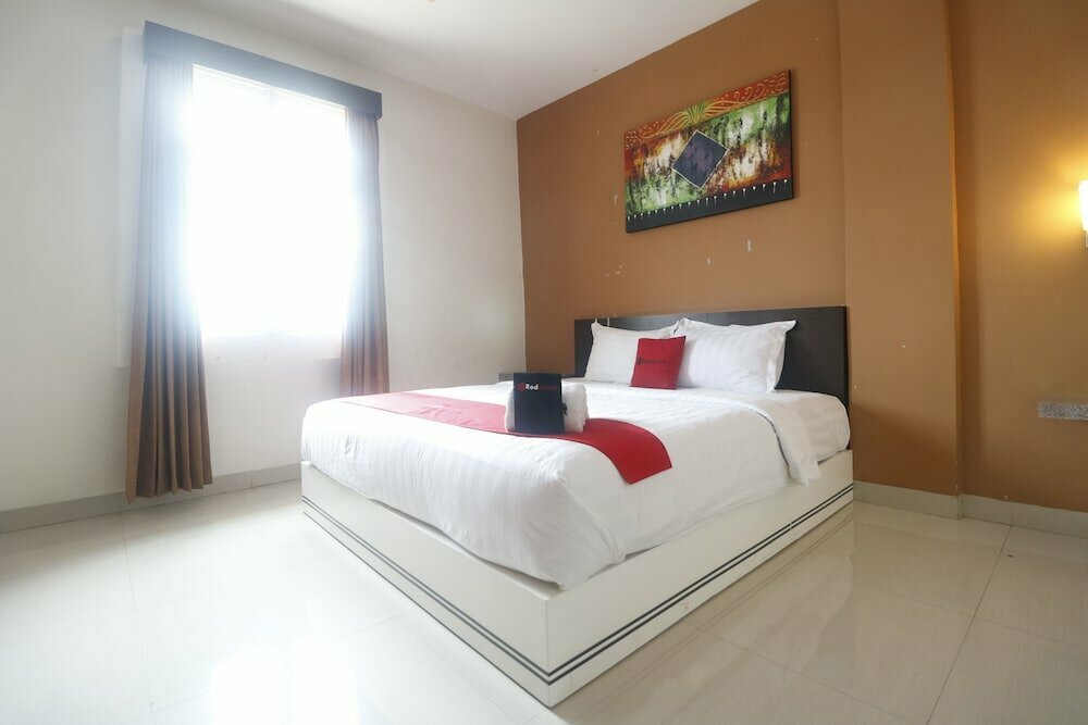 Hotel RedDoorz Plus near Universitas Negeri Makassar, Makassar, photo
