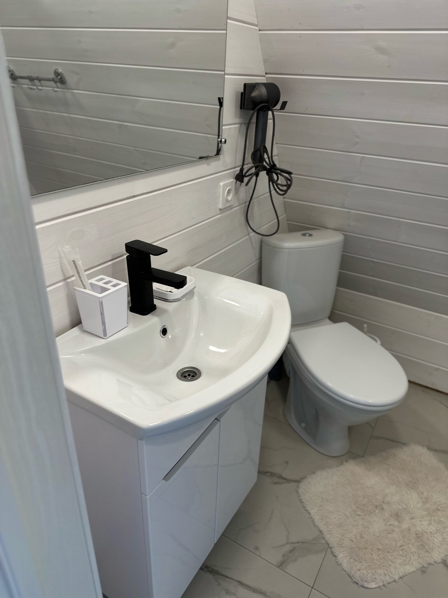 Фото White glamp