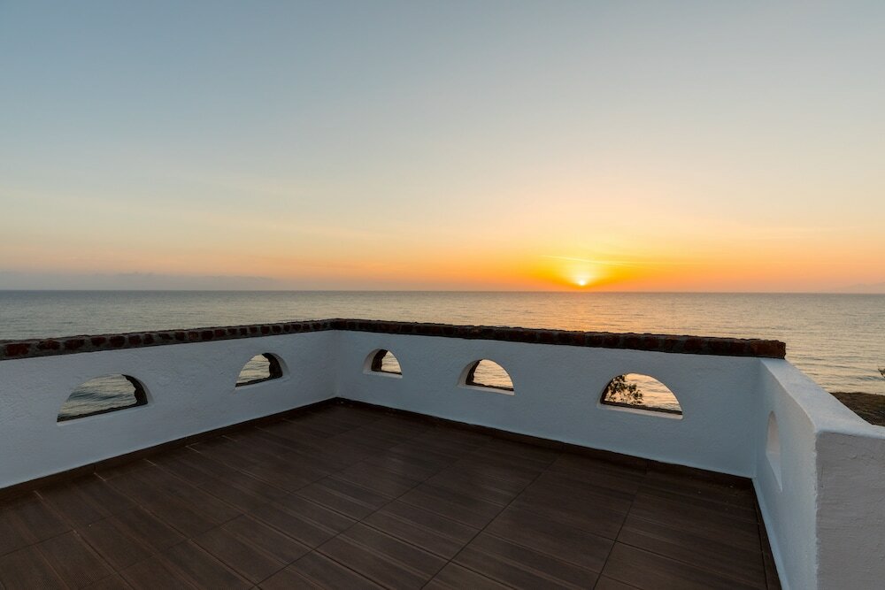 Фото Starlight Luxury Seaside Villa & Suites