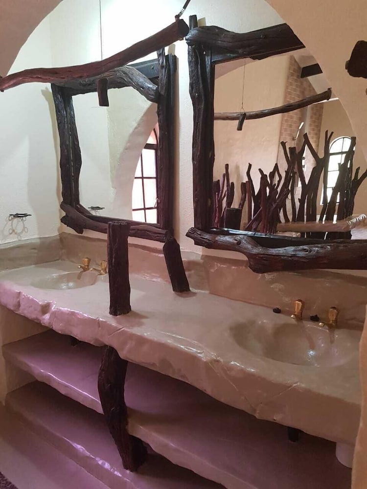 Фото Airport Tower Lodge