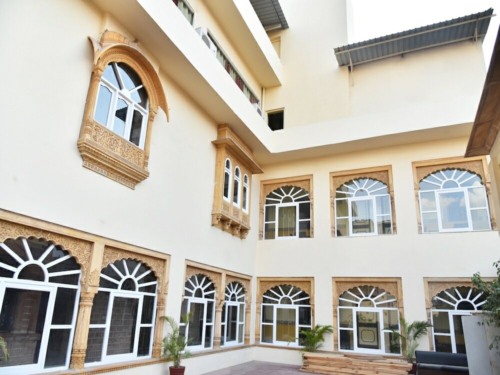 Фото Capital O 35409 Hotel Megh Niwas