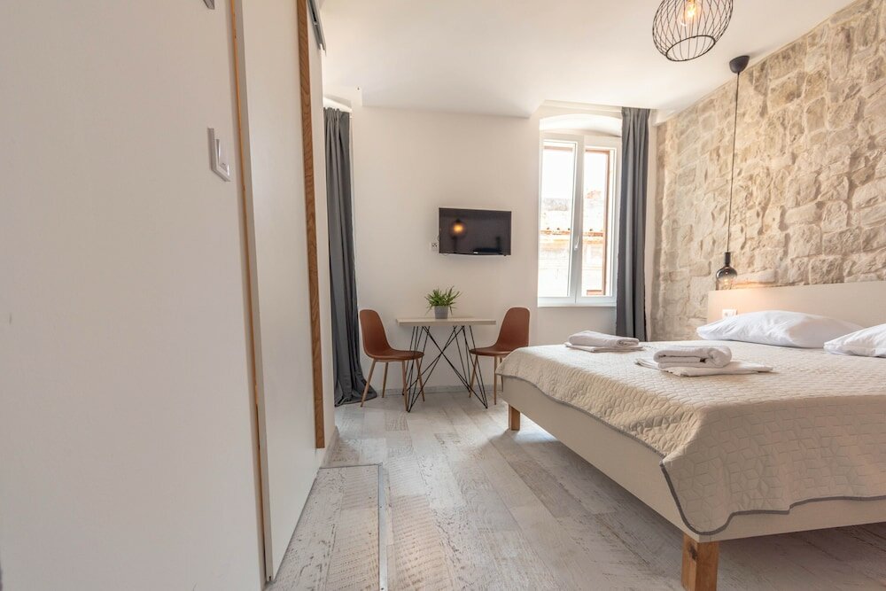 Фото City Center Studio Apartments L&b