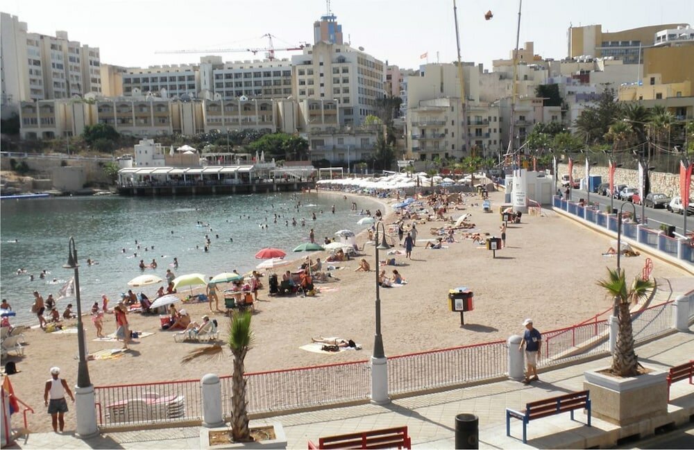 Фото Luxury Apt with Side Sea Views & Pool, Top Location