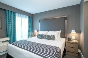 Гостиница Sandman Signature Ottawa Airport Hotel