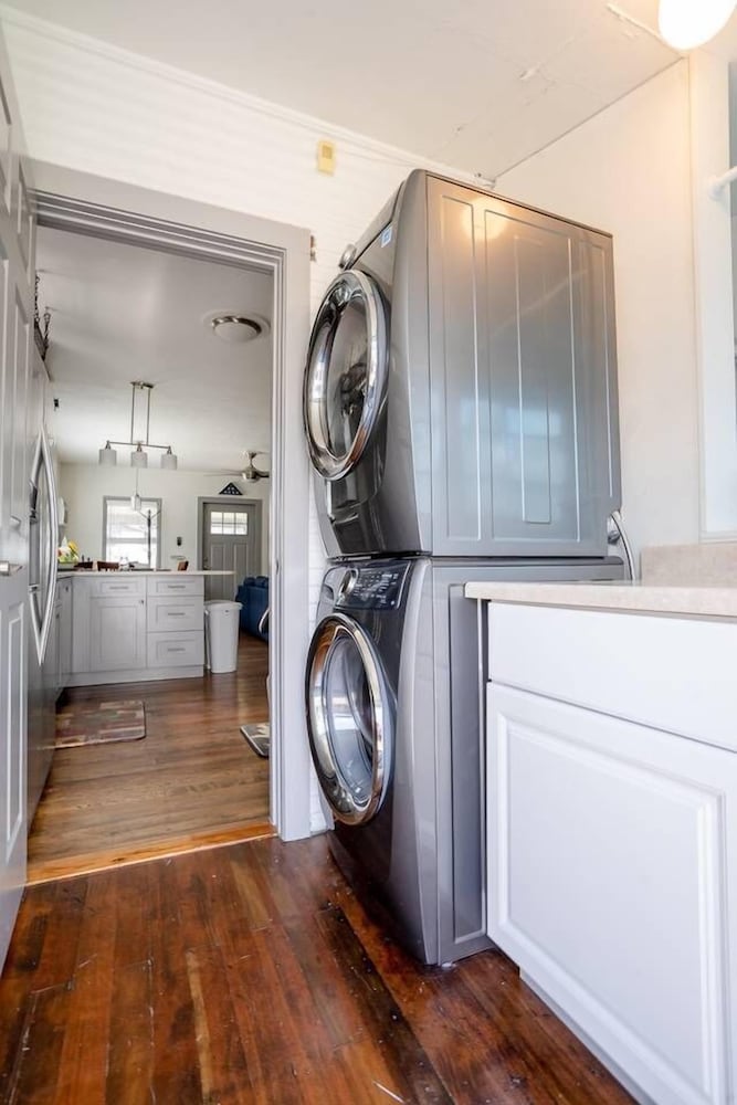 Фото The Beautiful Berkley Homestead Walk to Tennyson