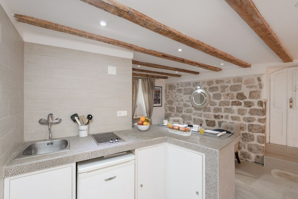 Фото Old Town Center Studio Apartments