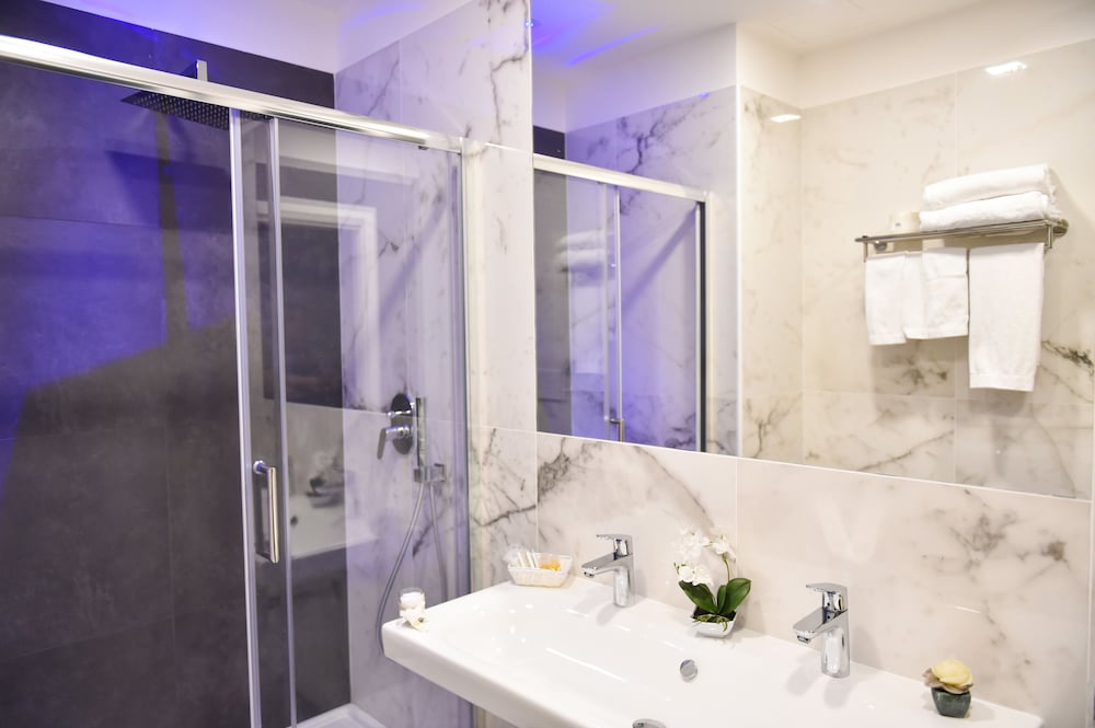 Фото Pompei Inn Ruins Luxury Suites