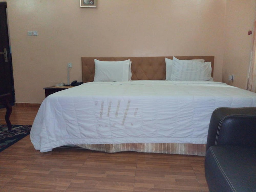 Фото First Laurel Hotel & Suites