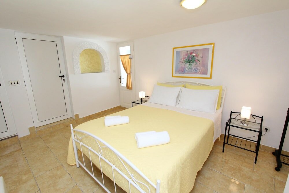 Фото Apartments Knezovic