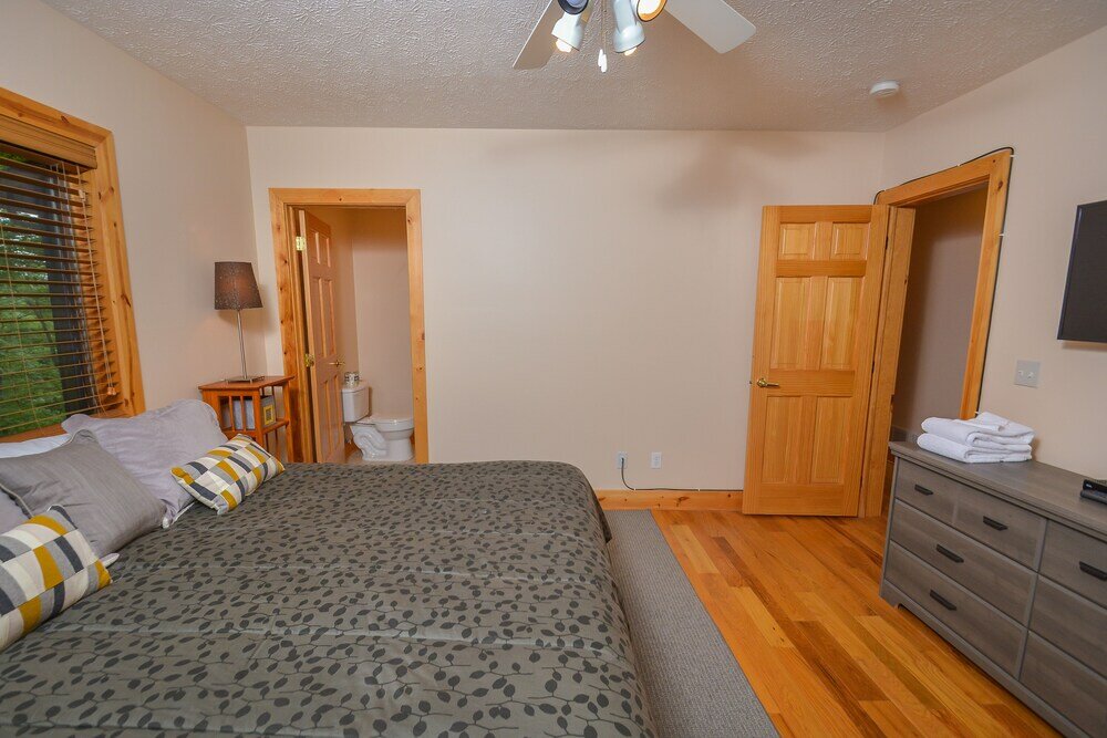 Фото Hootenanny 5 Bedroom House