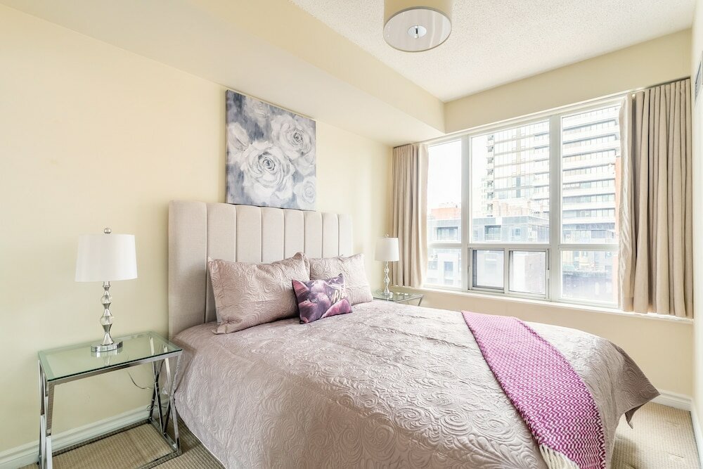 Фото Simply Comfort, Stylish Downtown Apartment