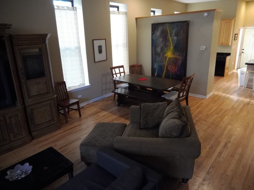 Фото Bucktown, Urban Luxury and Convenience, Near L Train Stop at Western