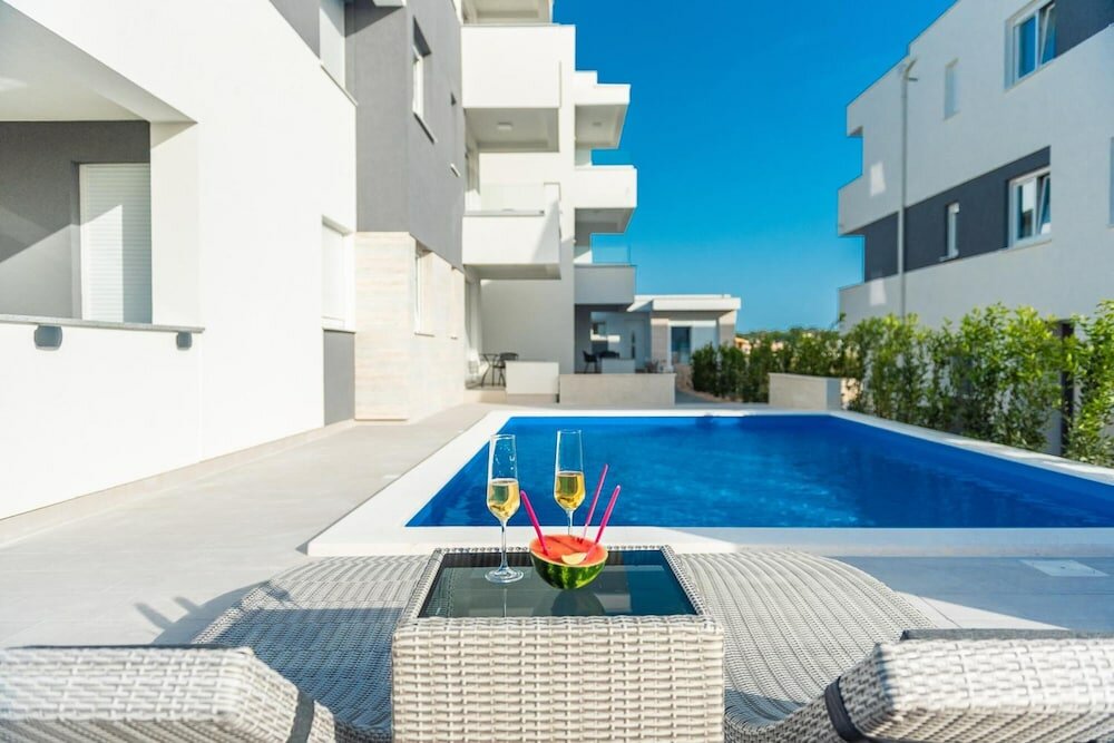 Фото Apartments & Rooms Pool Villas Maris